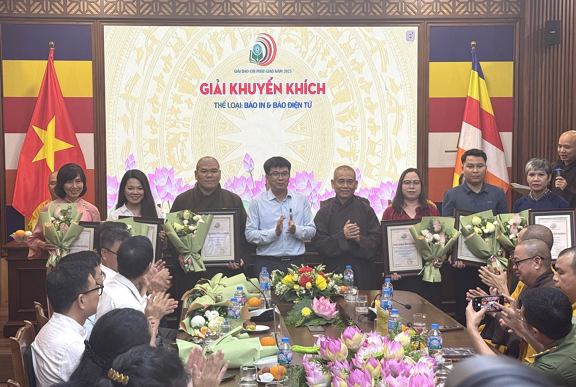 Ghi dấu hành trình phụng sự bằng ngòi bút- Ảnh 5. Ghi dấu hành trình phụng sự bằng ngòi bút- Ảnh 5.