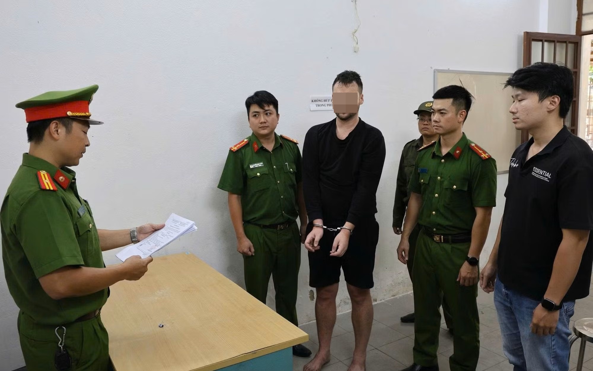Khởi tố một người nước ngoài gây rối, đập phá quán