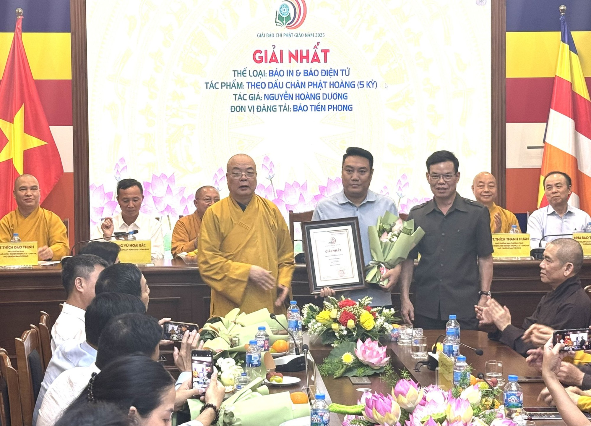 Ghi dấu hành trình phụng sự bằng ngòi bút- Ảnh 3. Ghi dấu hành trình phụng sự bằng ngòi bút- Ảnh 3.