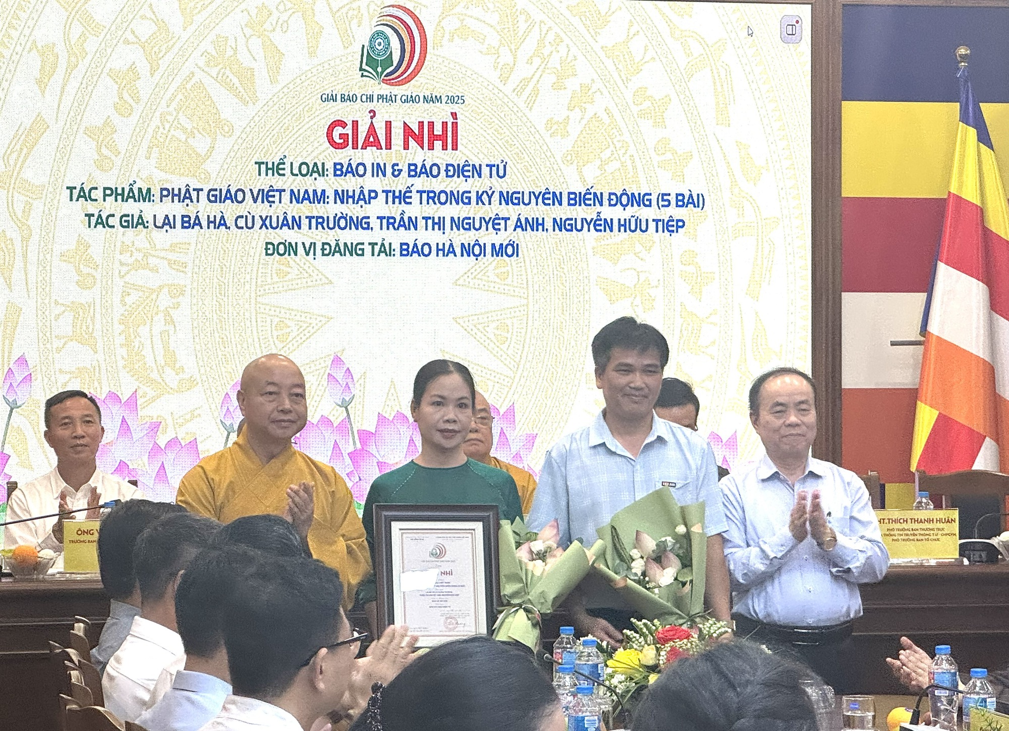 Ghi dấu hành trình phụng sự bằng ngòi bút- Ảnh 4. Ghi dấu hành trình phụng sự bằng ngòi bút- Ảnh 4.