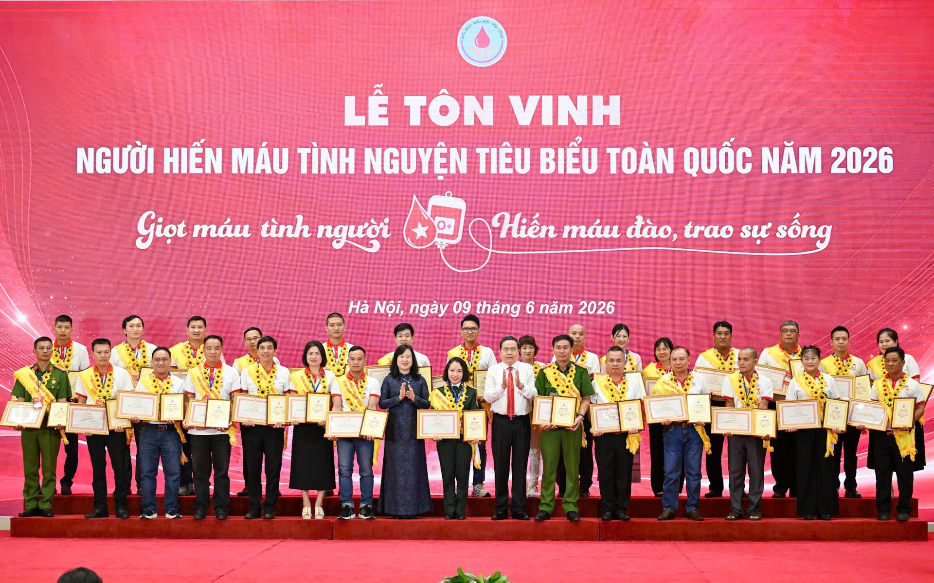Tôn vinh 100 người hiến máu tình nguyện tiêu biểu 