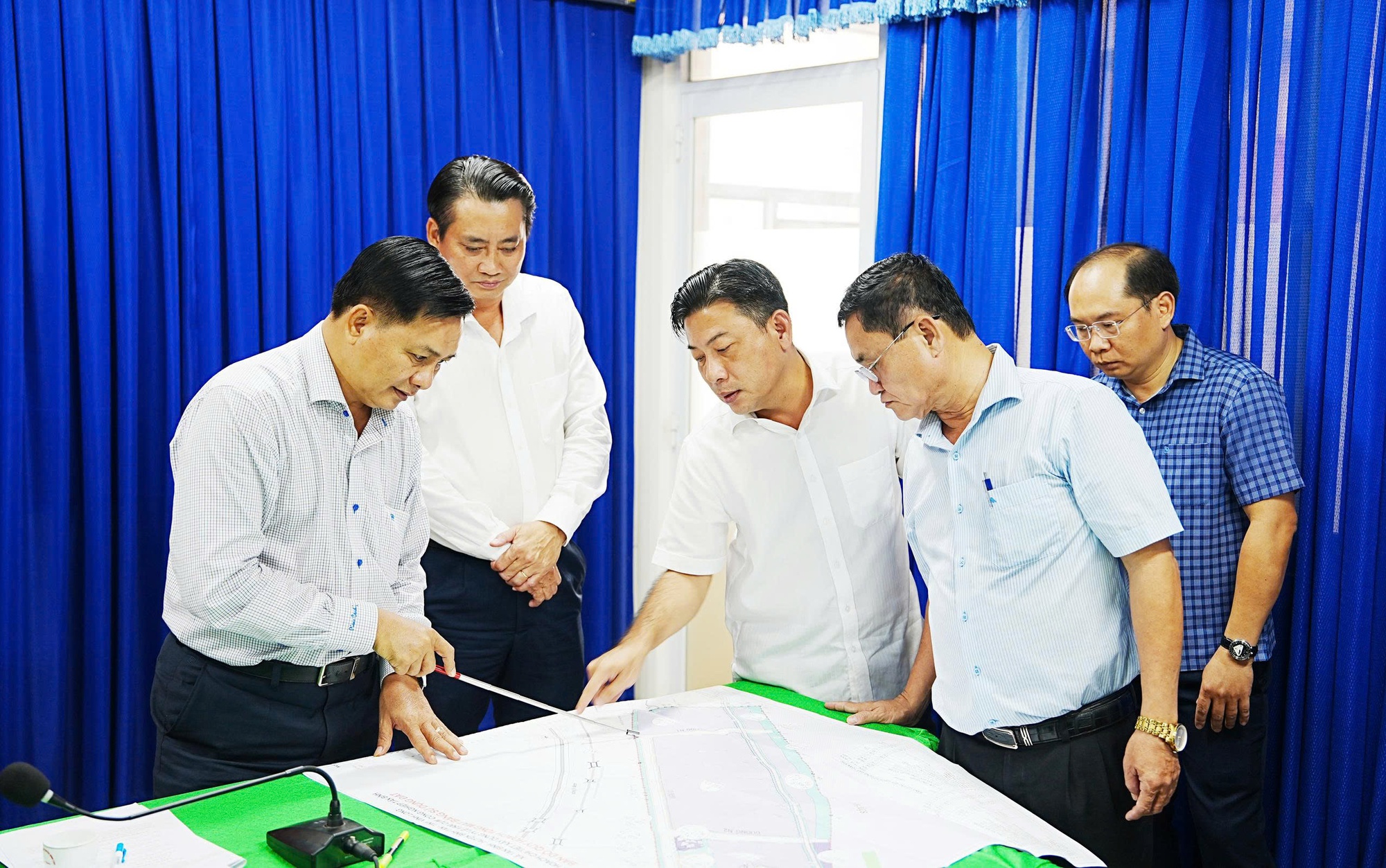 Bí thư Vĩnh Long: Tháo gỡ các dự án khó khăn, khơi thông động lực tăng trưởng trên địa bàn- Ảnh 4.