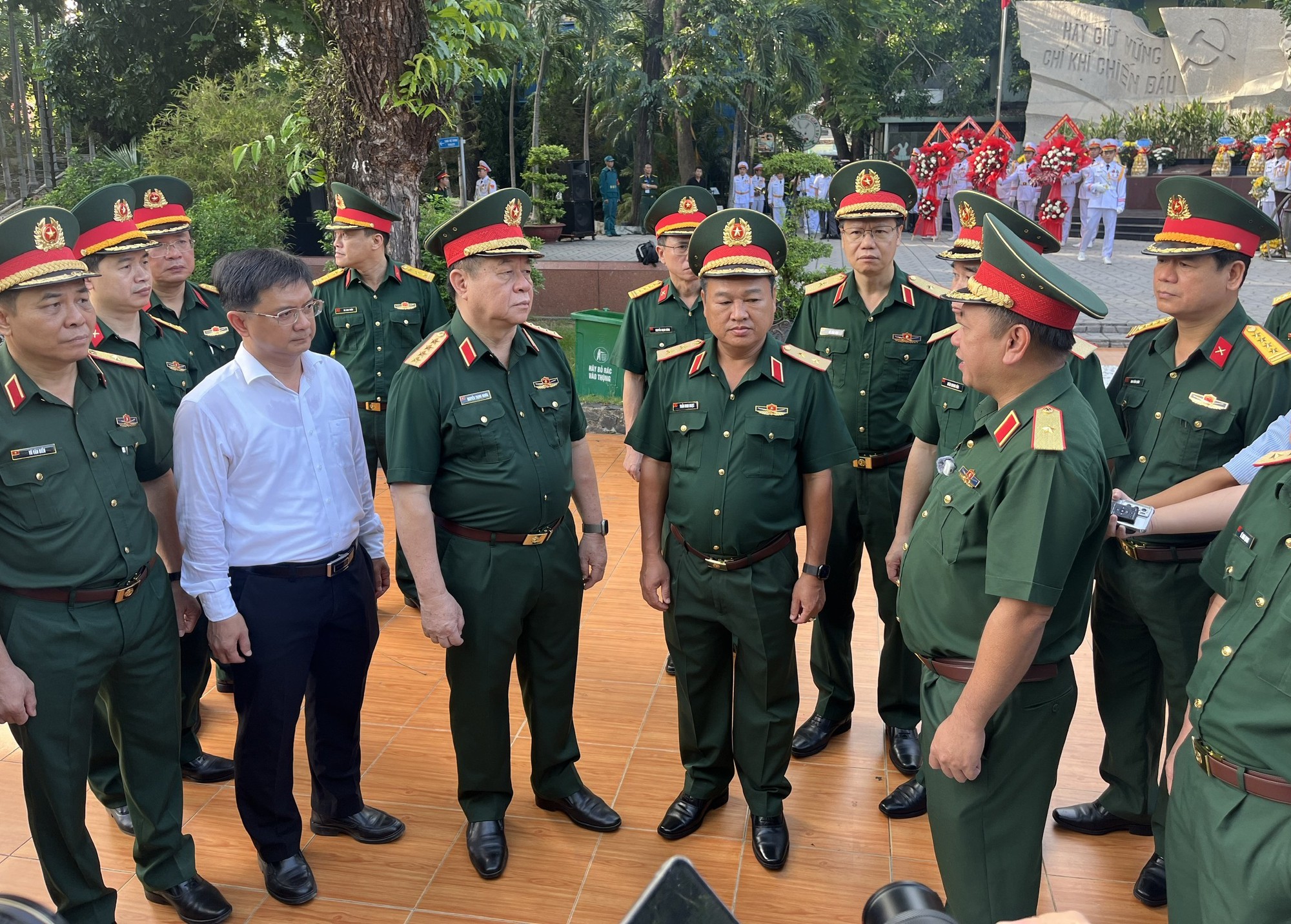 Đại tướng Nguyễn Trọng Nghĩa dâng hương và kiểm tra công tác tìm kiếm, quy tập hài cốt liệt sĩ tại Công viên Lê Thị Riêng- Ảnh 2.