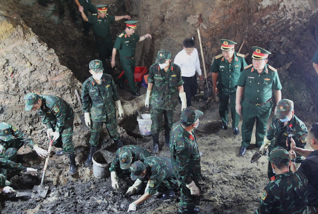Đại tướng Nguyễn Trọng Nghĩa dâng hương và kiểm tra công tác tìm kiếm, quy tập hài cốt liệt sĩ tại Công viên Lê Thị Riêng- Ảnh 6.