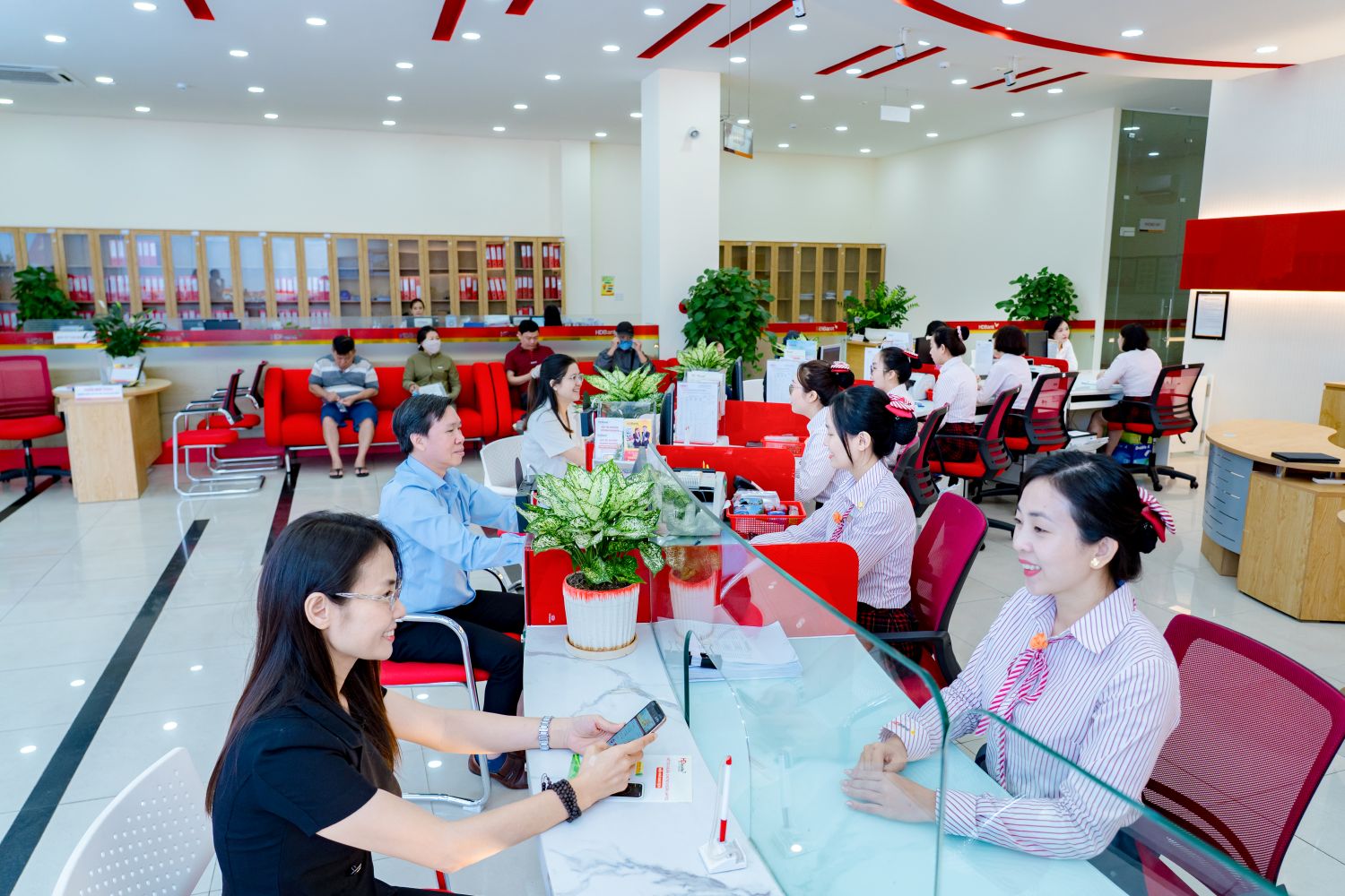 Fitch Ratings ghi nhận HDBank duy trì đà tăng trưởng mạnh về quy mô tài sản và tín dụng trong những năm gần đây, đồng thời không ngừng mở rộng hiện diện tại các phân khúc bán lẻ và doanh nghiệp nhỏ và vừa (SME)