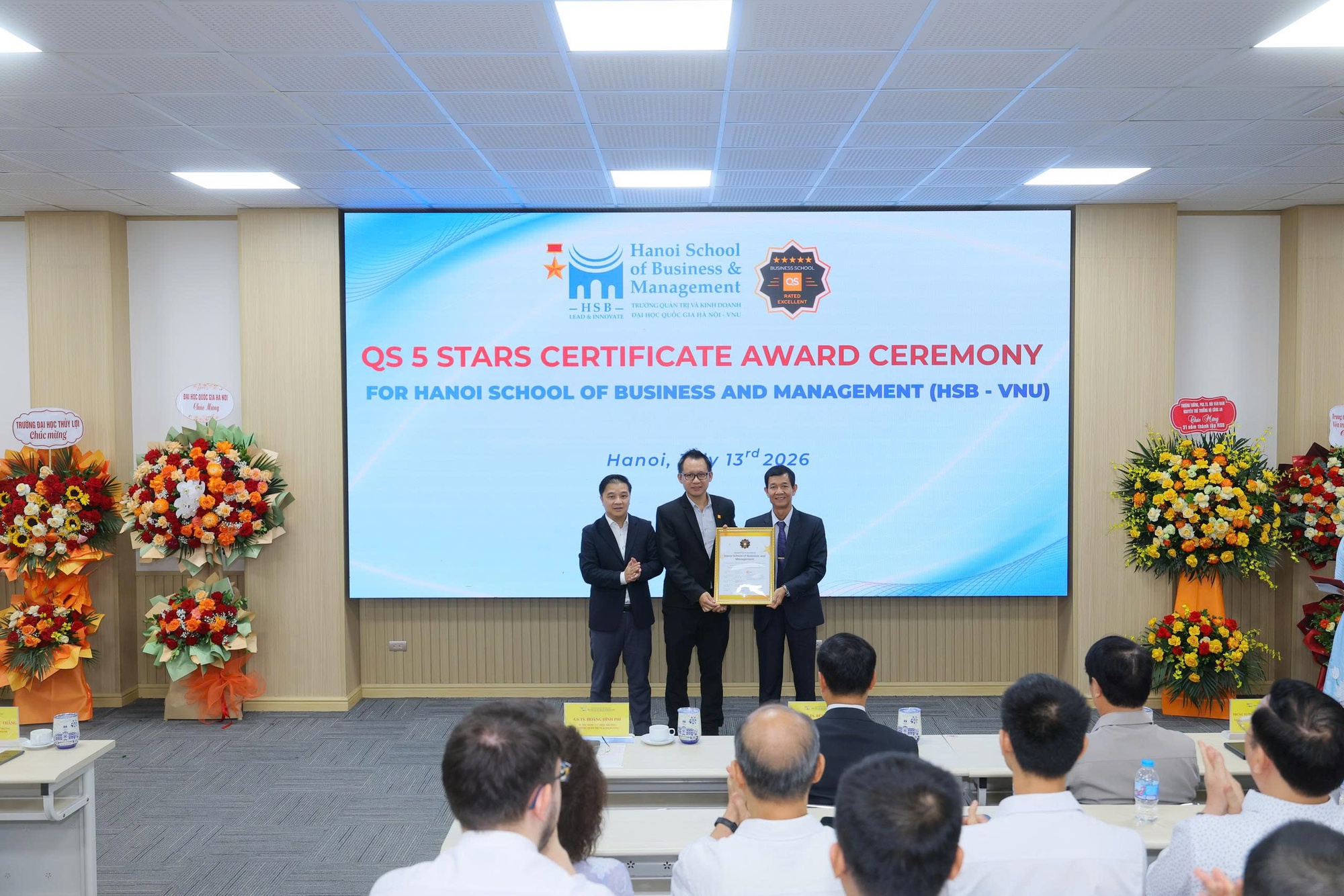 Trao chứng nhận cho trường công lập đầu tiên của Việt Nam đạt QS Stars 5 sao- Ảnh 1.