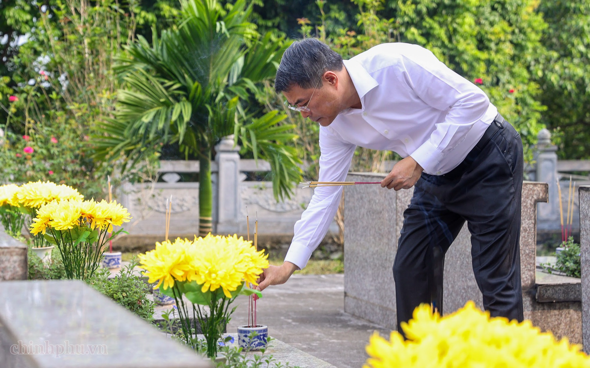 Thủ tướng dâng hương tưởng niệm các Anh hùng liệt sĩ và tặng quà gia đình có công với cách mạng tại Lào Cai