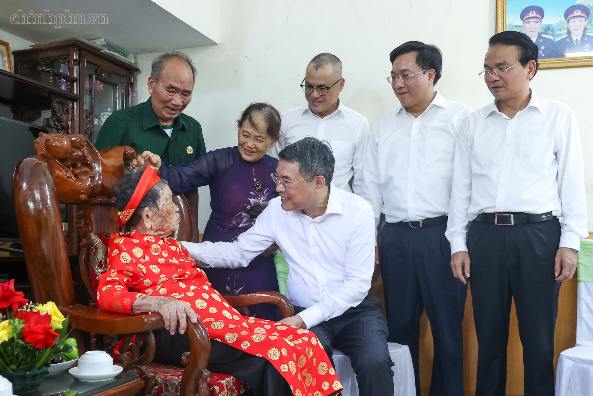 Thủ tướng tặng quà Mẹ Việt Nam anh hùng và dâng hương tưởng niệm các Anh hùng liệt sĩ tại Phú Thọ- Ảnh 5.