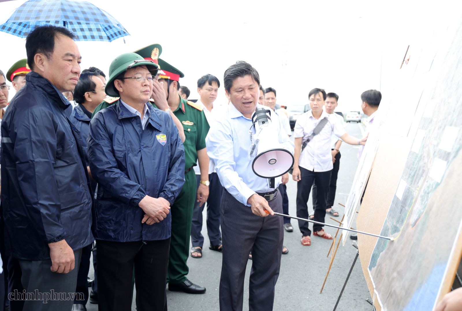 Phó Thủ tướng Hồ Quốc Dũng khảo sát tình hình sạt lở tại khu vực Gành Hào, Cà Mau- Ảnh 1.