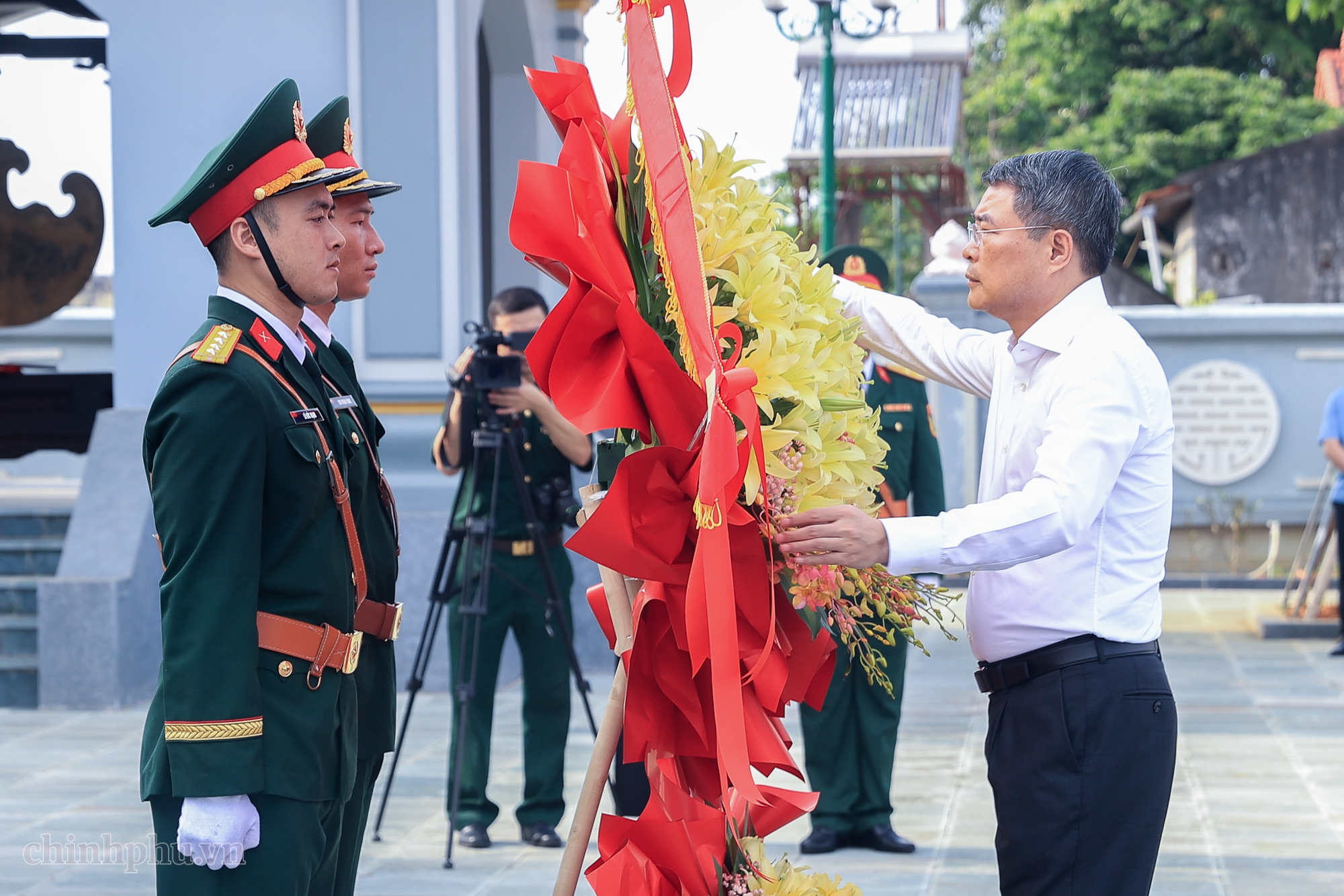 Thủ tướng dâng hương tưởng niệm các Anh hùng liệt sĩ và tặng quà người có công tại Lạng Sơn- Ảnh 1.