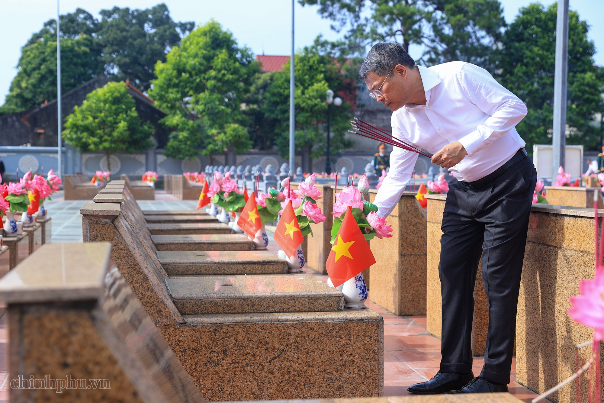 Thủ tướng dâng hương tưởng niệm các Anh hùng liệt sĩ và tặng quà người có công tại Lạng Sơn- Ảnh 5.