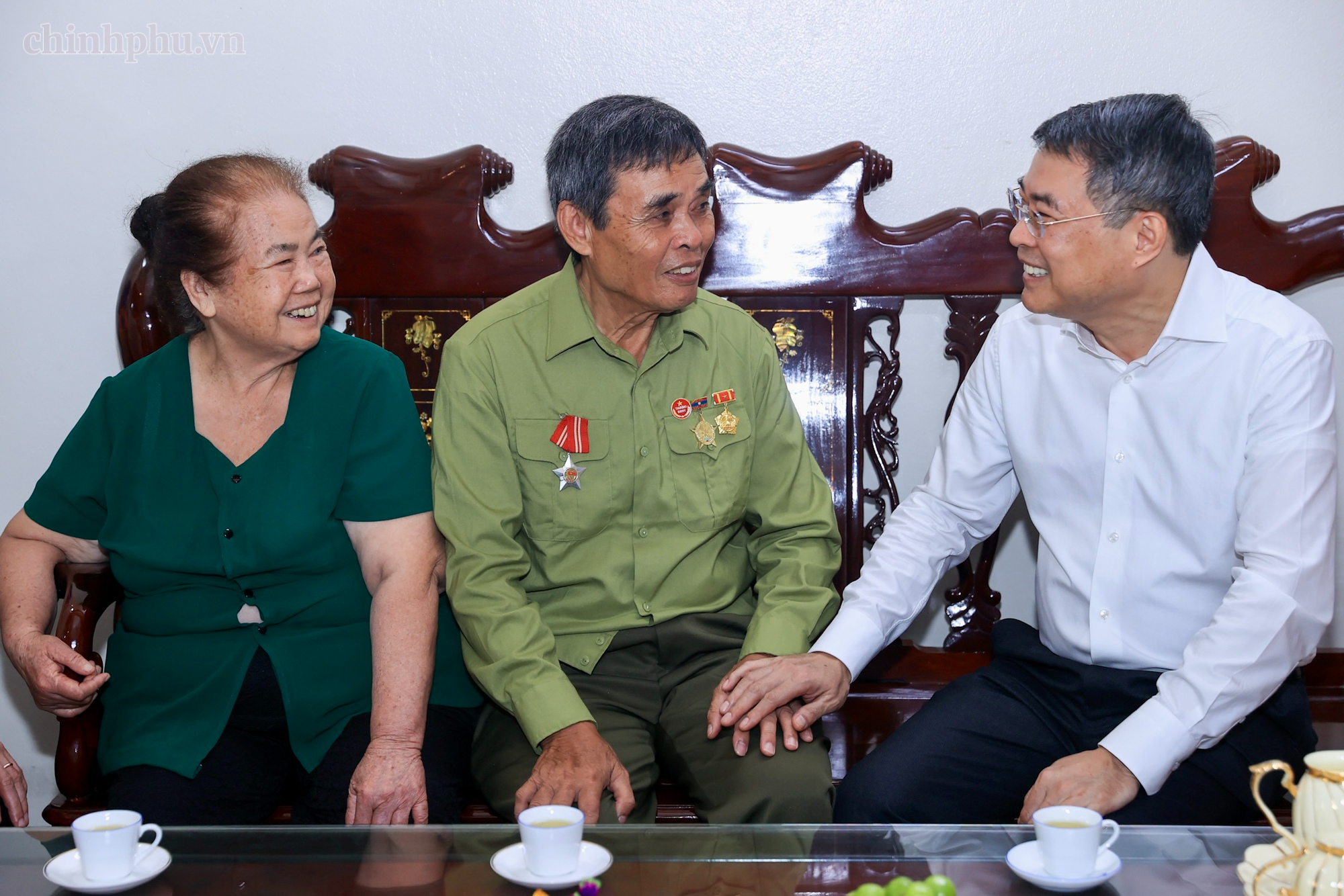 Thủ tướng dâng hương tưởng niệm các Anh hùng liệt sĩ và tặng quà người có công tại Lạng Sơn- Ảnh 6.
