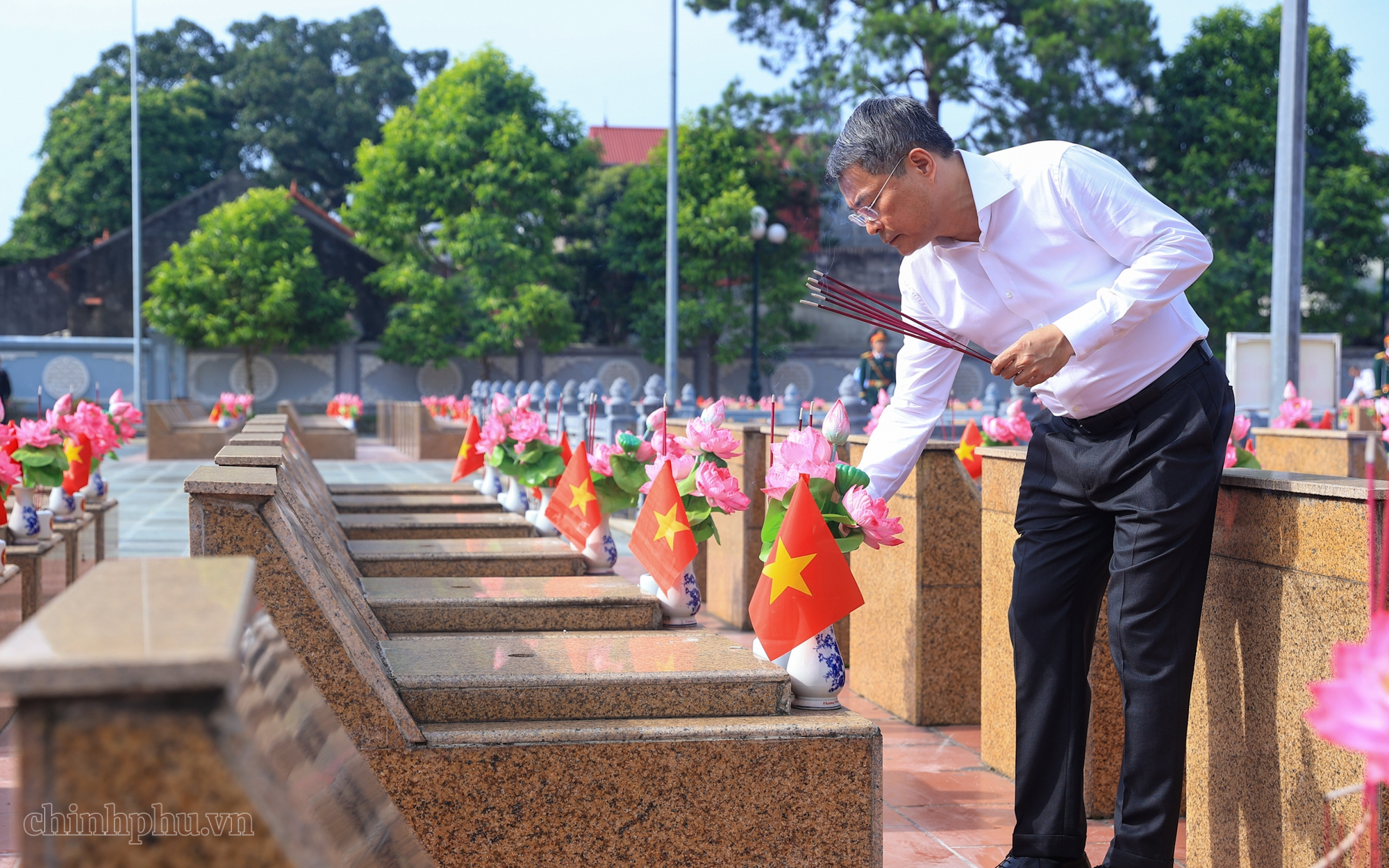 Thủ tướng dâng hương tưởng niệm các Anh hùng liệt sĩ và tặng quà người có công tại Lạng Sơn