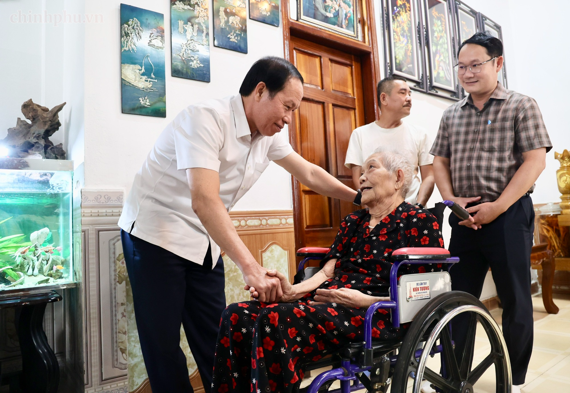 Phó Thủ tướng Lê Tiến Châu thăm, tặng quà người có công với cách mạng- Ảnh 4.