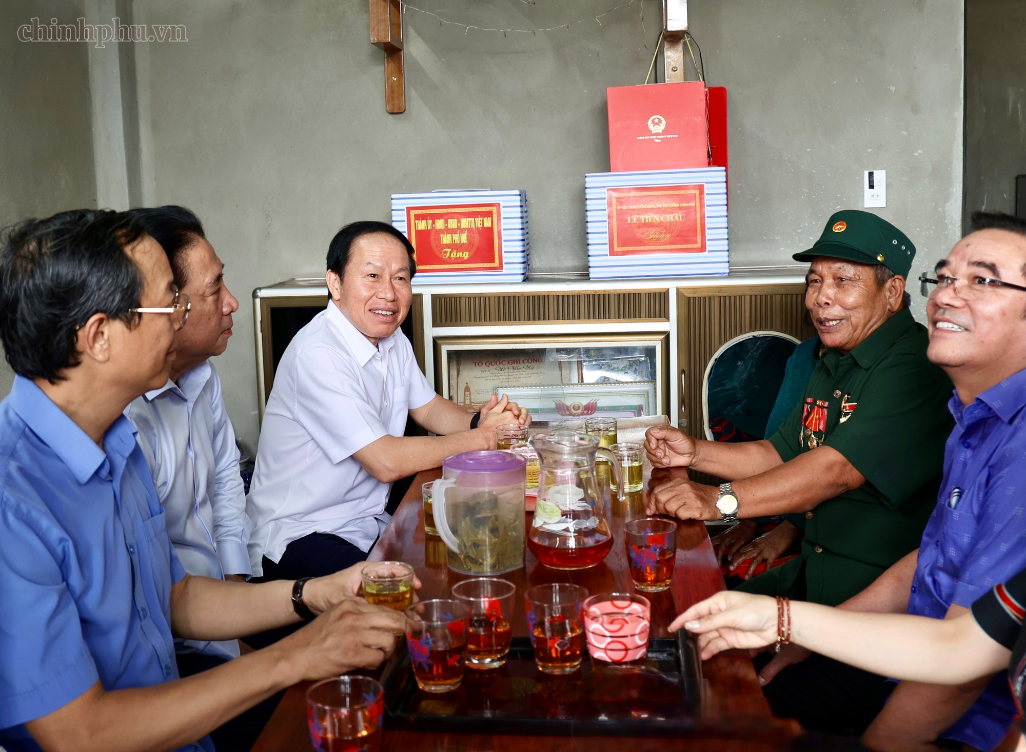 Phó Thủ tướng Lê Tiến Châu thăm, tặng quà người có công với cách mạng- Ảnh 5.