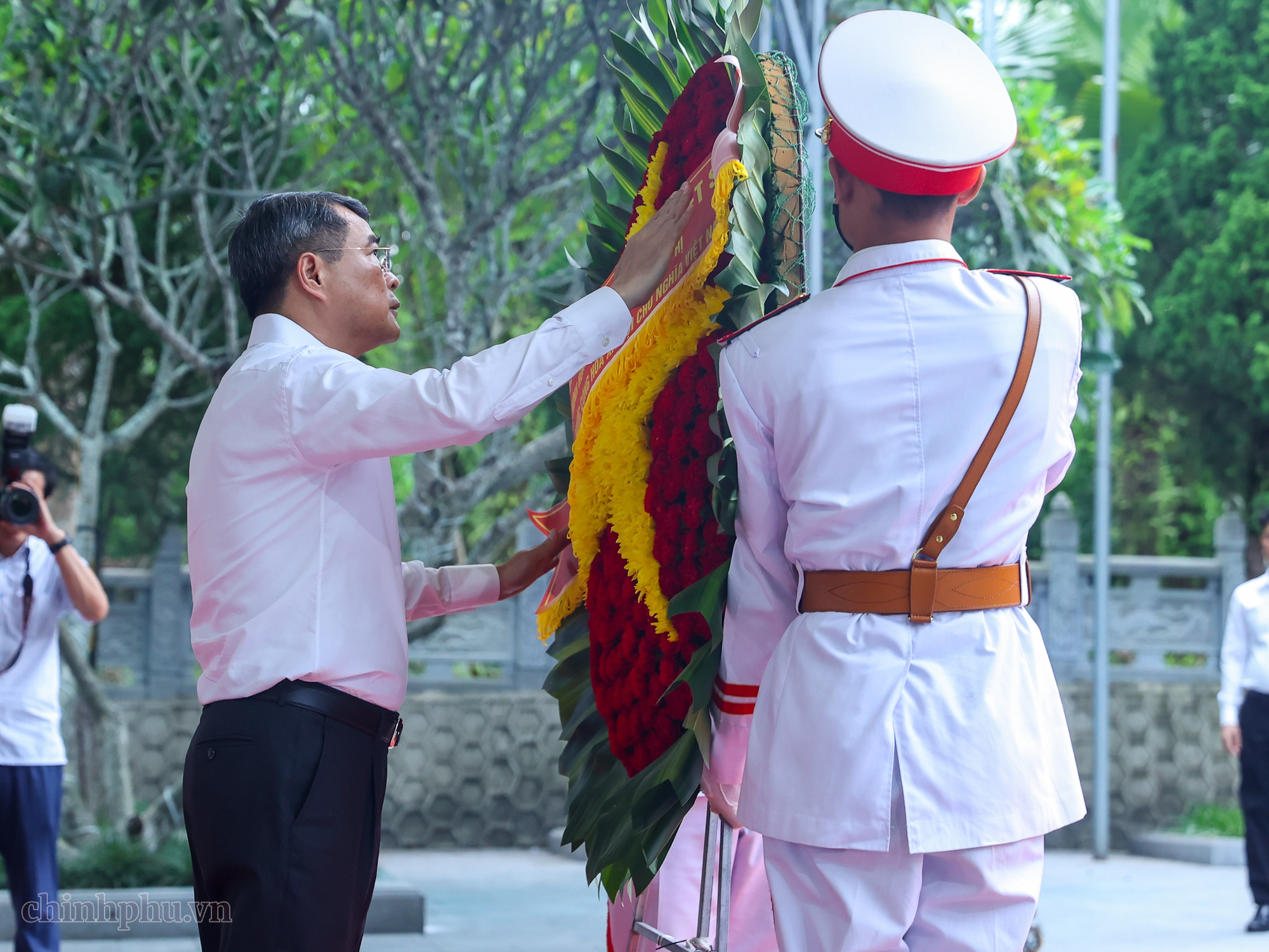Thủ tướng Lê Minh Hưng dâng hương tại Nghĩa trang liệt sĩ quốc gia Vị Xuyên (Tuyên Quang)- Ảnh 1.