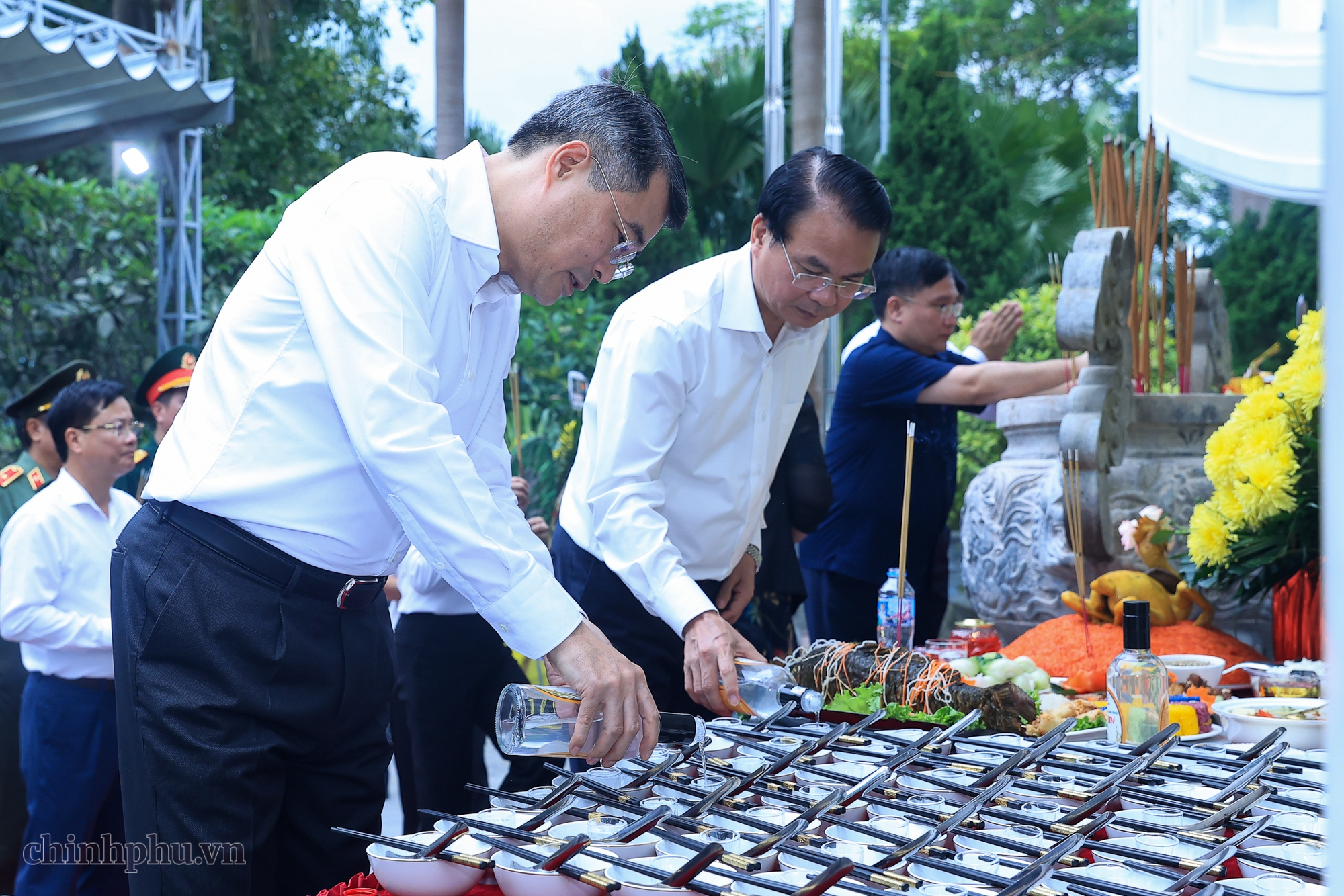 Thủ tướng Lê Minh Hưng dâng hương tại Nghĩa trang liệt sĩ quốc gia Vị Xuyên (Tuyên Quang)- Ảnh 5.