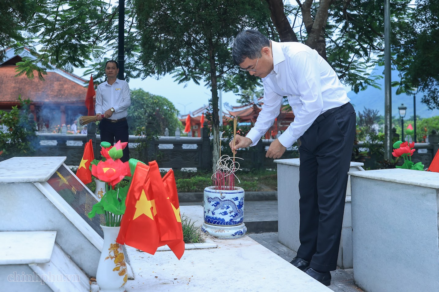 Thủ tướng Lê Minh Hưng dâng hương tại Nghĩa trang liệt sĩ quốc gia Vị Xuyên (Tuyên Quang)- Ảnh 6.