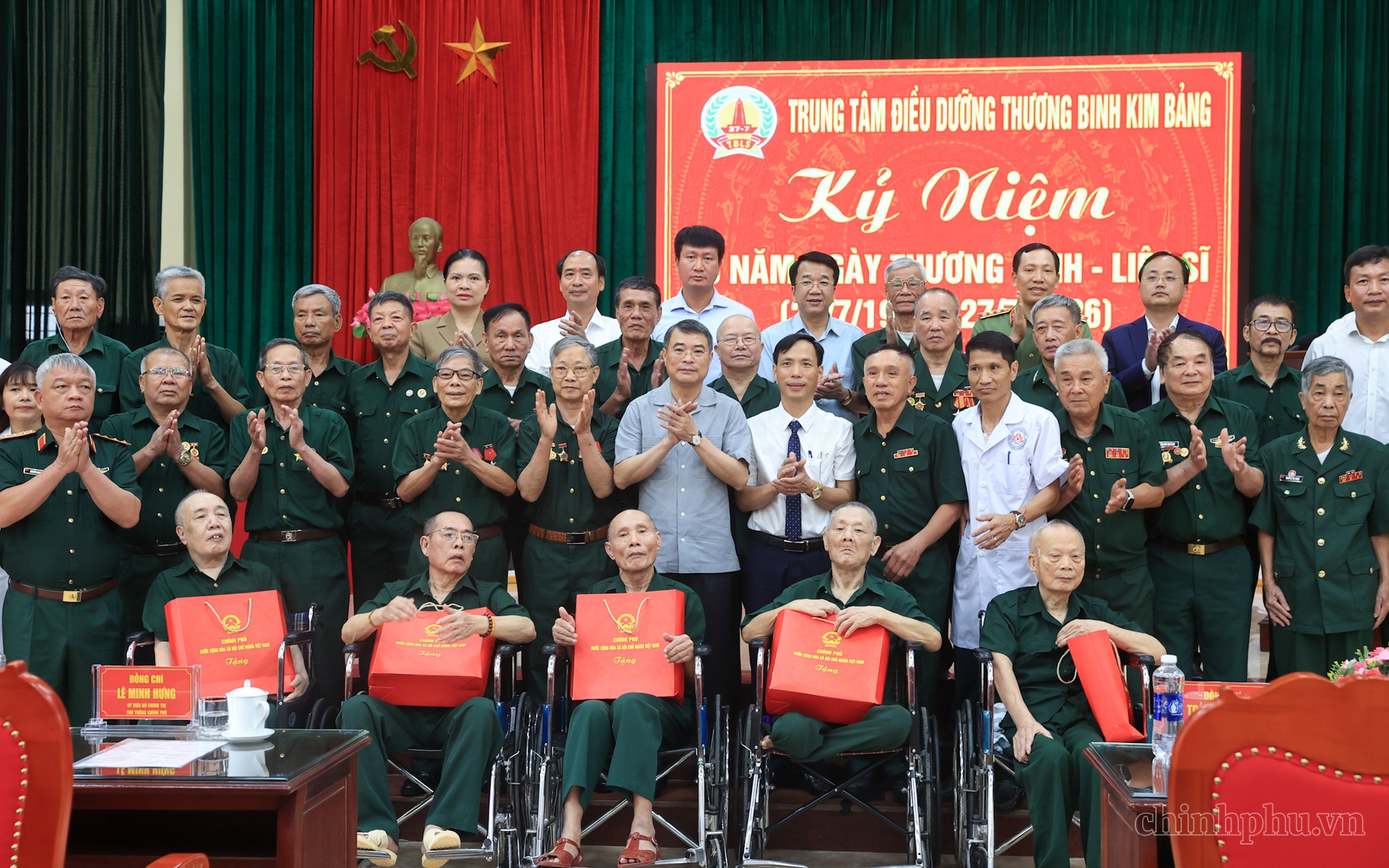 Thủ tướng Lê Minh Hưng thăm, tặng quà các thương binh, bệnh binh tại Ninh Bình
