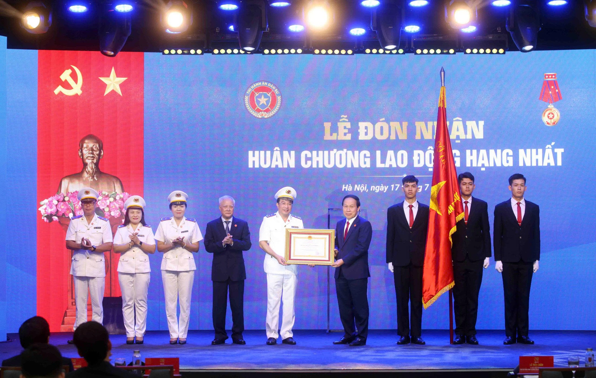 Cục Quản lý Thi hành án dân sự vinh dự đón nhận Huân chương Lao động hạng Nhất- Ảnh 1.