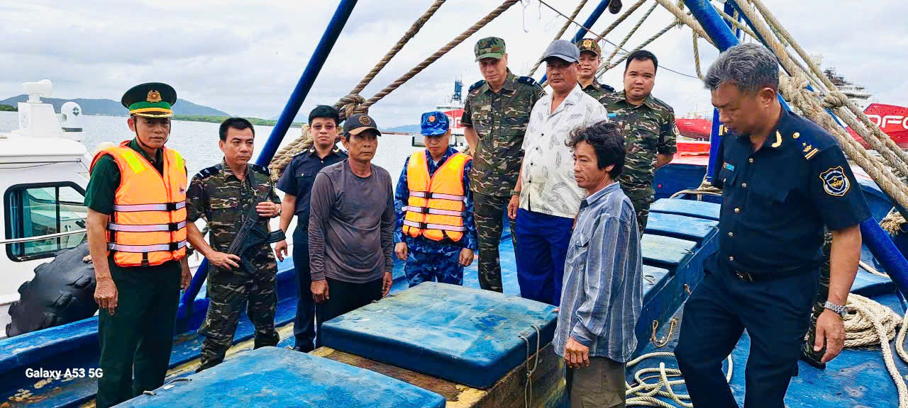 Hải quan phối hợp bắt tàu chở 30.000 lít dầu DO không rõ nguồn gốc- Ảnh 1.