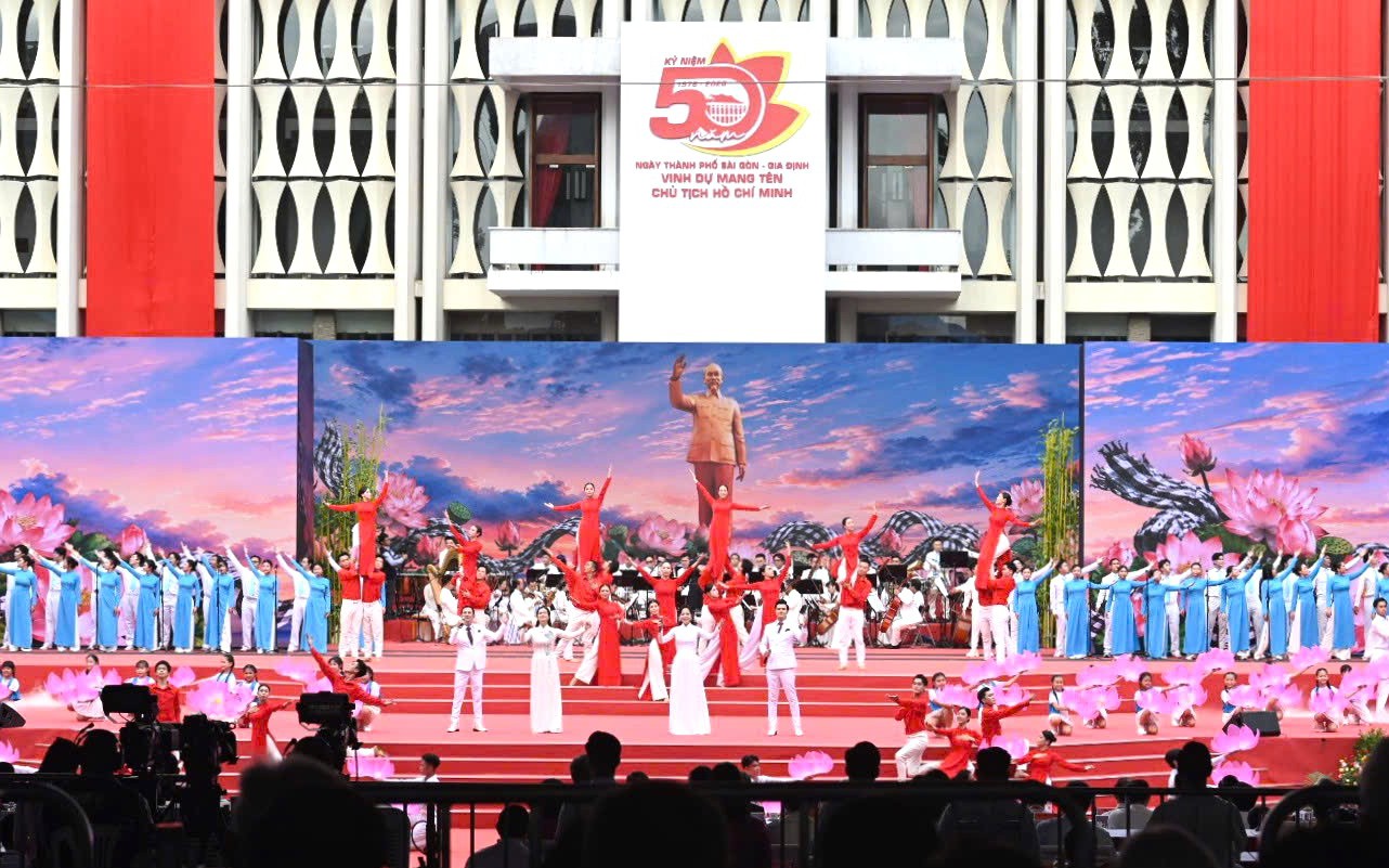 19H TRỰC TIẾP: Cầu truyền hình "Rạng rỡ tên Người": Khắc họa hành trình 50 năm TPHCM phát triển và vươn mình