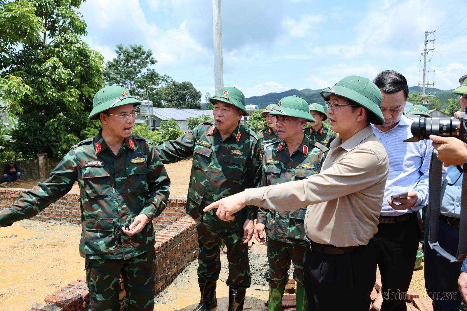 Phó Thủ tướng Hồ Quốc Dũng kiểm tra công tác khắc phục hậu quả lũ quét tại xã Mường Than, Lai Châu- Ảnh 8.