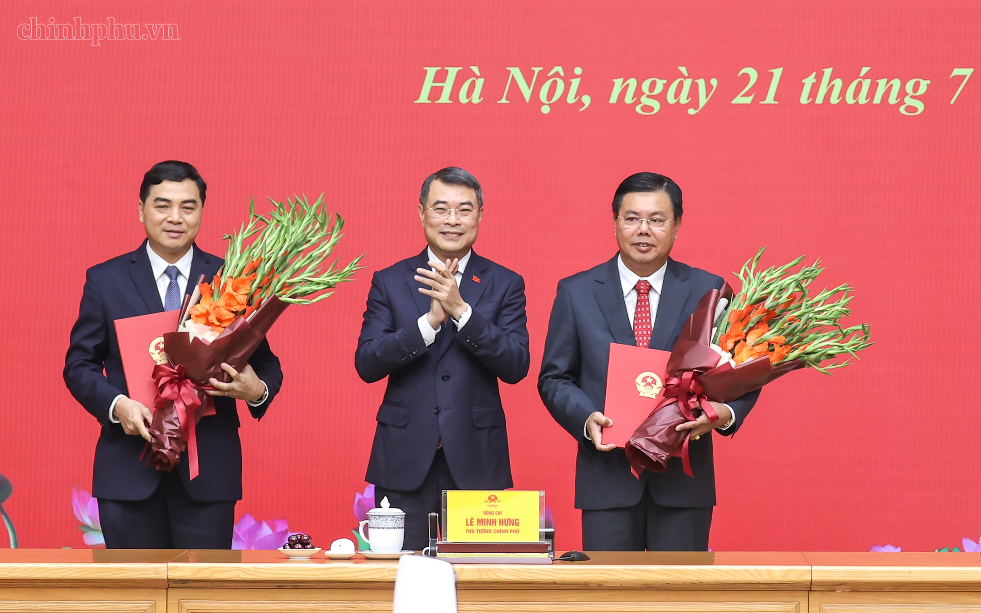 Thủ tướng trao quyết định giao Quyền Bộ trưởng Bộ Nội vụ và bổ nhiệm Thứ trưởng Thường trực Bộ Dân tộc và Tôn giáo