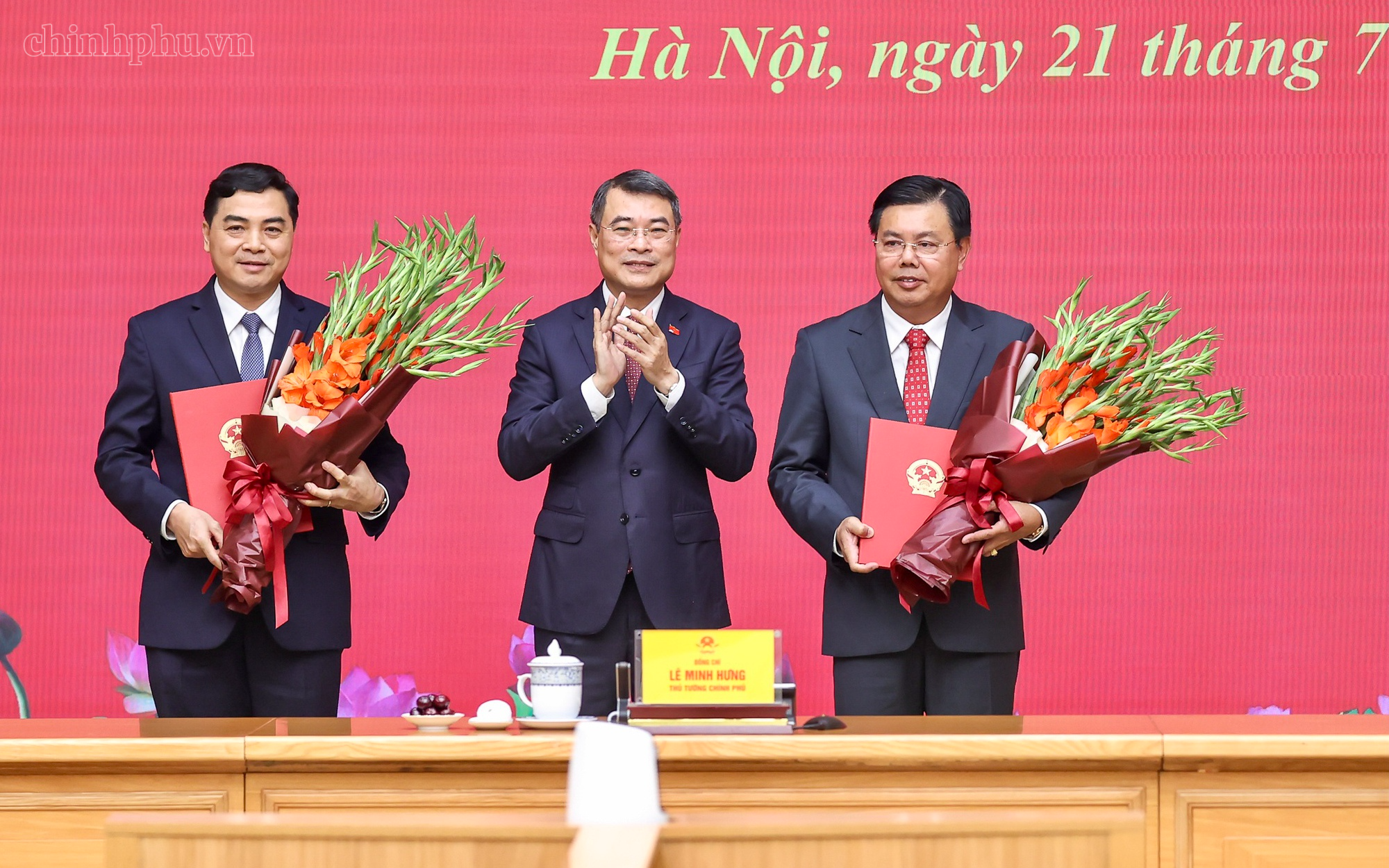 Thủ tướng trao quyết định giao Quyền Bộ trưởng Bộ Nội vụ và bổ nhiệm Thứ trưởng Thường trực Bộ Dân tộc và Tôn giáo