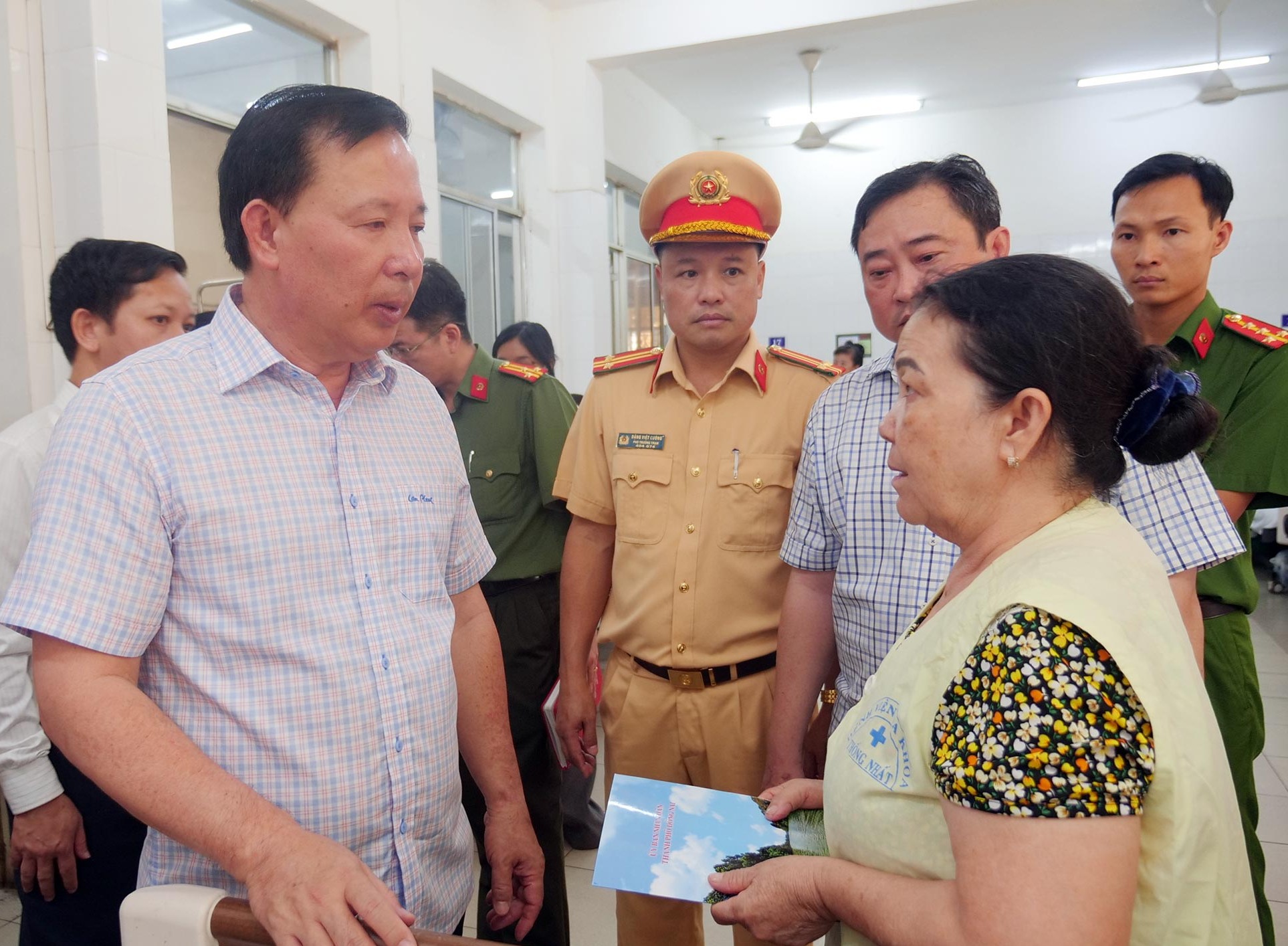 Lãnh đạo TP. Đồng Nai thăm hỏi, hỗ trợ các nạn nhân vụ cháy xe khách khiến 7 người tử vong- Ảnh 1.