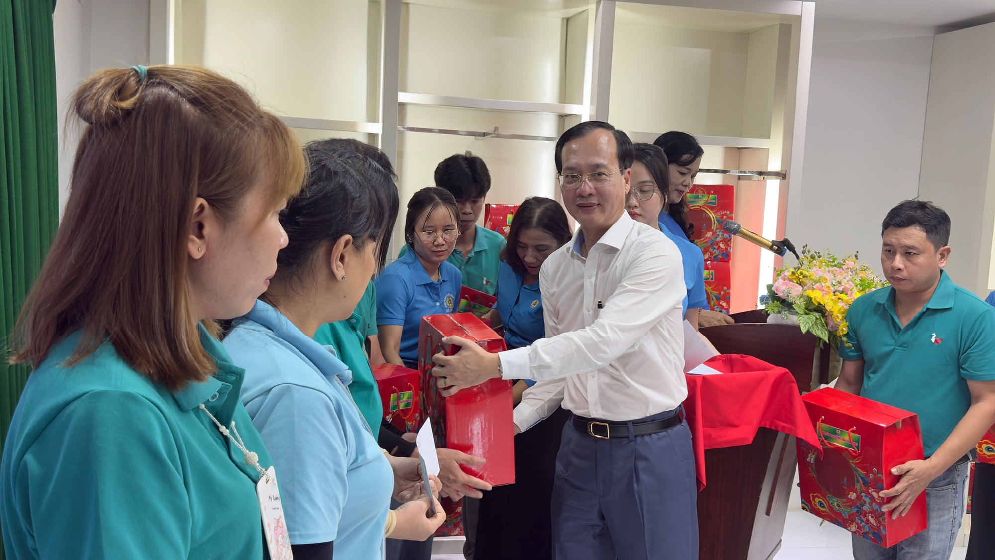 Vĩnh Long đồng hành cùng doanh nghiệp, chăm lo người lao động- Ảnh 2.