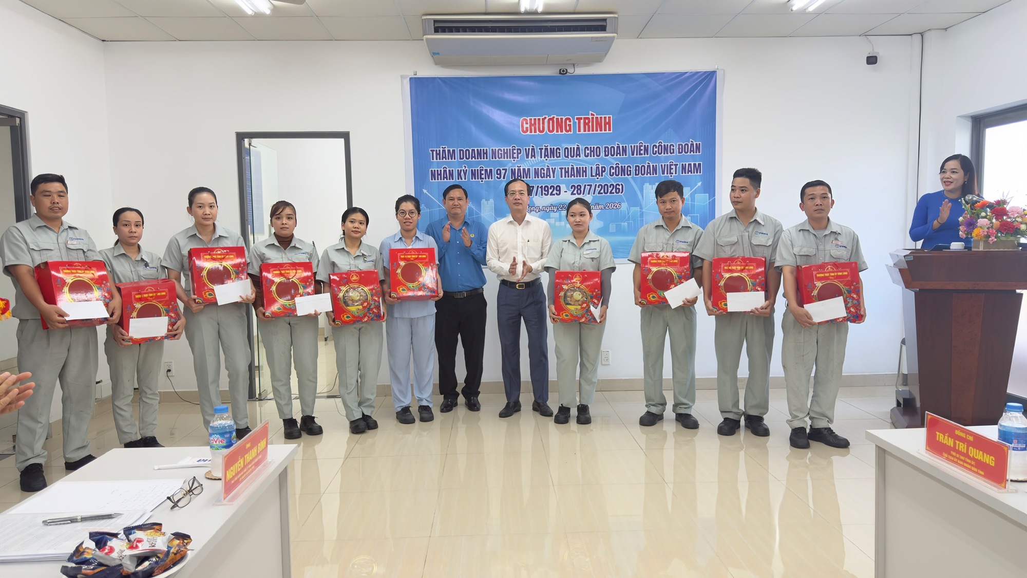 Vĩnh Long đồng hành cùng doanh nghiệp, chăm lo người lao động- Ảnh 1.
