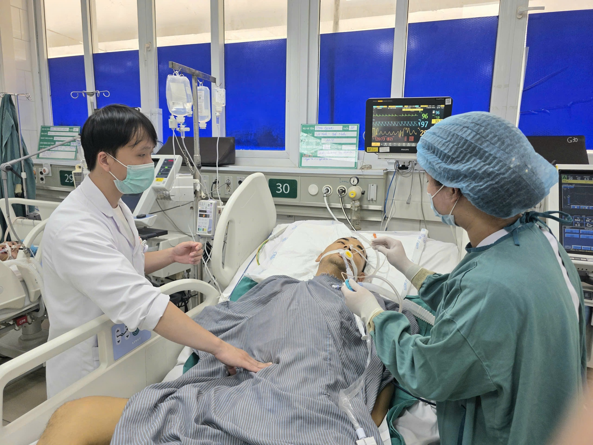 Giành giật sự sống hai ca sốt rét ác tính: Cuộc chạy đua nghẹt thở của các bác sĩ- Ảnh 1.