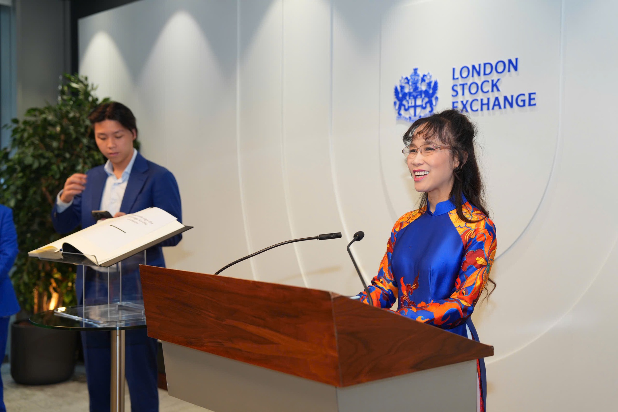 Chủ tịch HĐQT Vietjet bấm nút khai phiên Sàn giao dịch Chứng khoán London (LSE)- Ảnh 2.