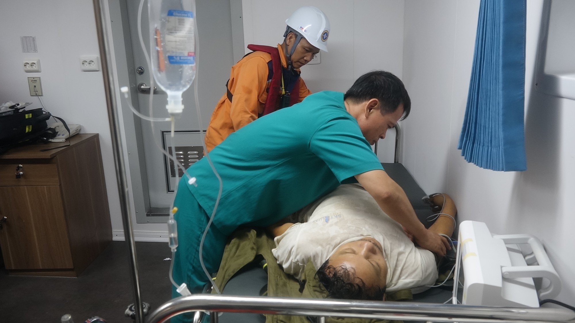 Kịp thời cứu nạn ngư dân bị bệnh nguy kịch trên vùng biển Đà Nẵng - Ảnh 3.