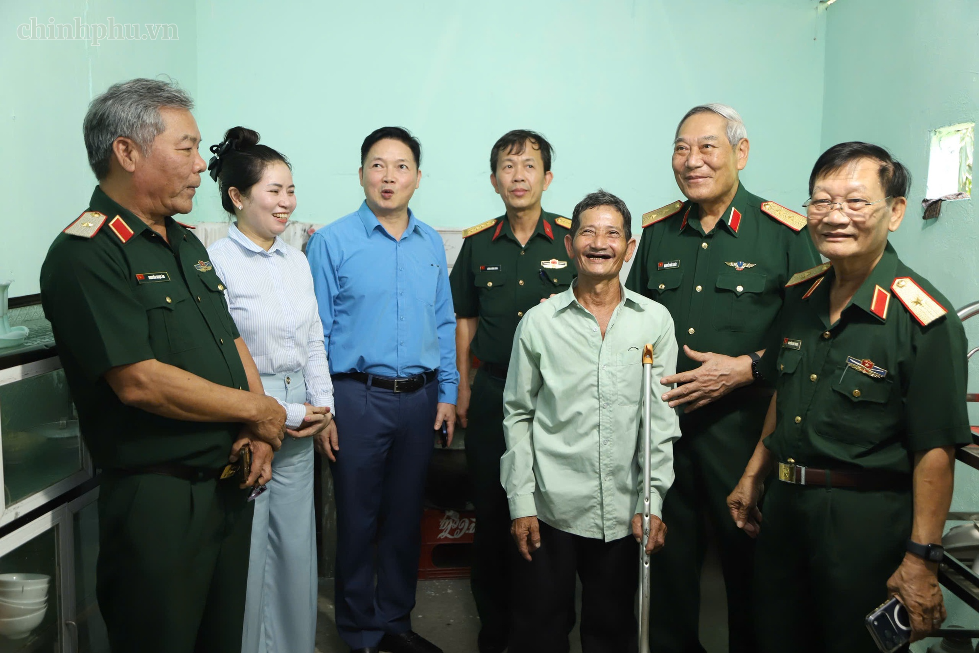 Trao sinh kế, hỗ trợ sửa chữa nhà ở cho nạn nhân bom mìn tại Quảng Ngãi- Ảnh 1.