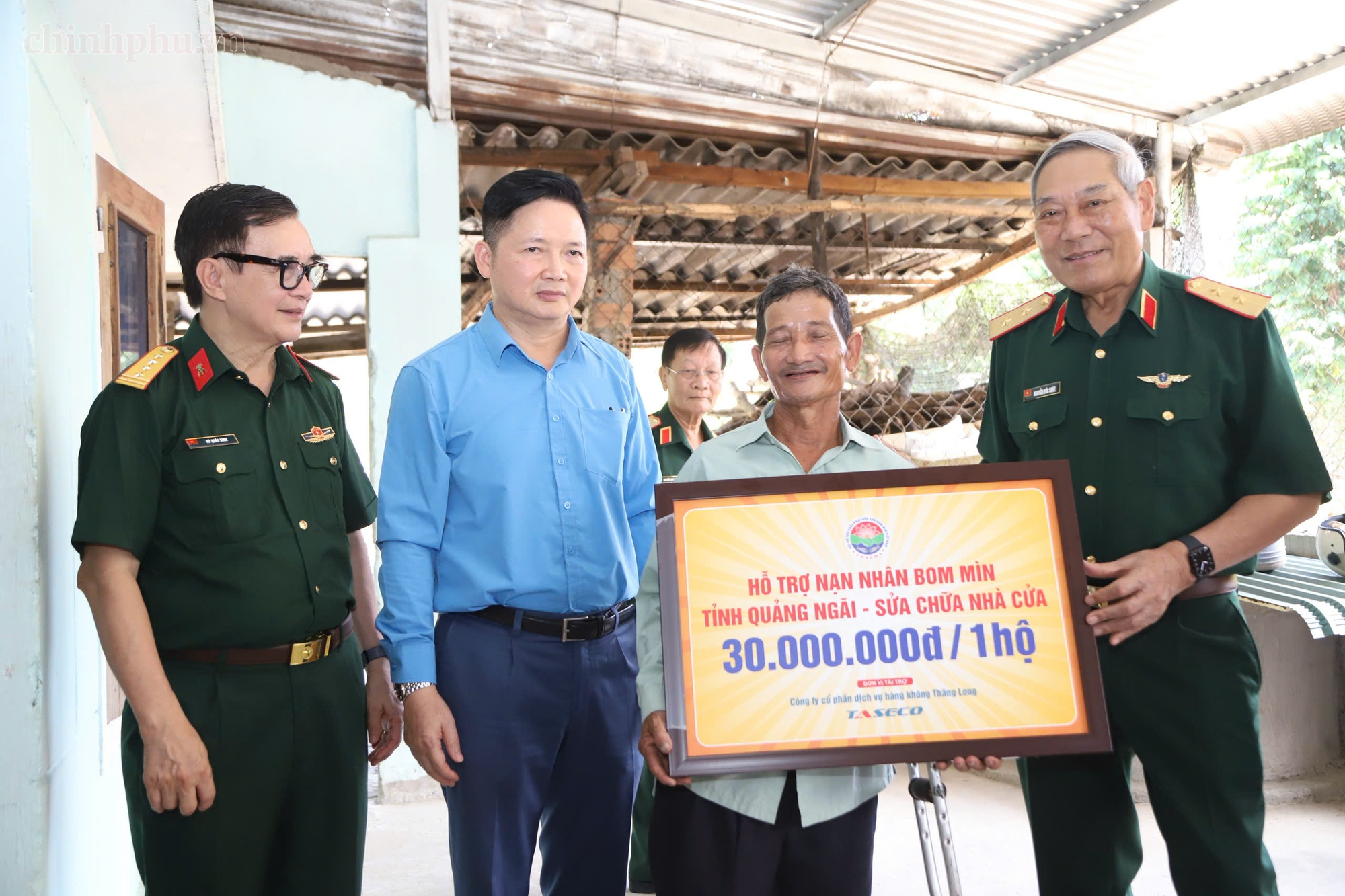 Trao sinh kế, hỗ trợ sửa chữa nhà ở cho nạn nhân bom mìn tại Quảng Ngãi- Ảnh 2.