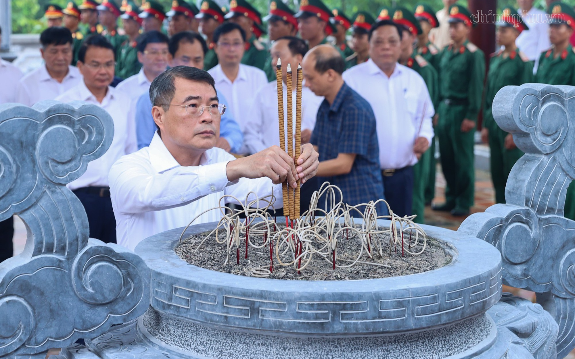 Thủ tướng Lê Minh Hưng tưởng niệm Chủ tịch Hồ Chí Minh, Đại tướng Võ Nguyên Giáp và các Anh hùng liệt sĩ tại Điện Biên Phủ