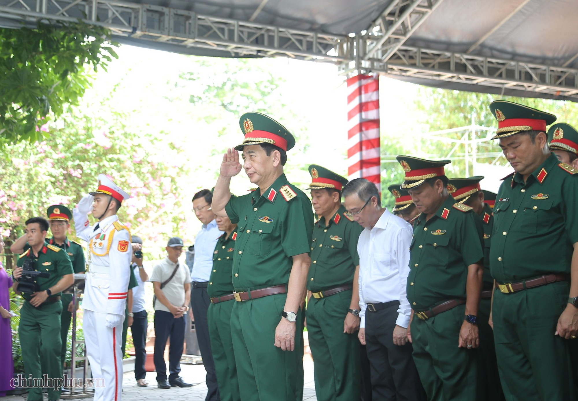 Đại tướng Phan Văn Giang dâng hương tưởng niệm các Anh hùng liệt sĩ tại Công viên Lê Thị Riêng- Ảnh 2.