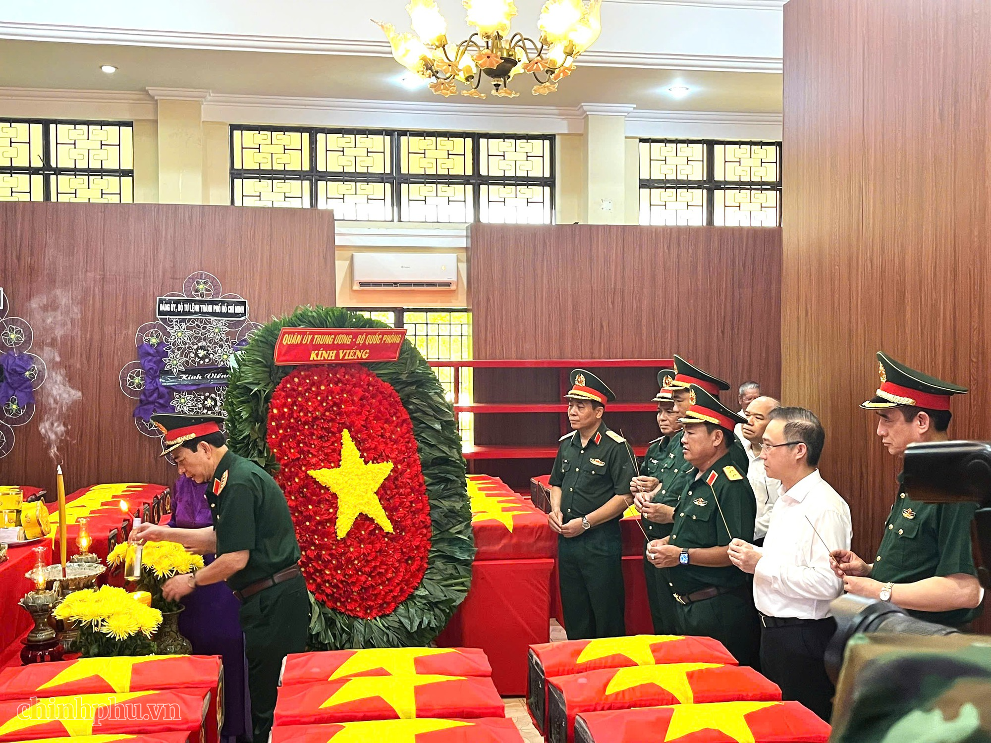 Đại tướng Phan Văn Giang dâng hương tưởng niệm các Anh hùng liệt sĩ tại Công viên Lê Thị Riêng- Ảnh 3.