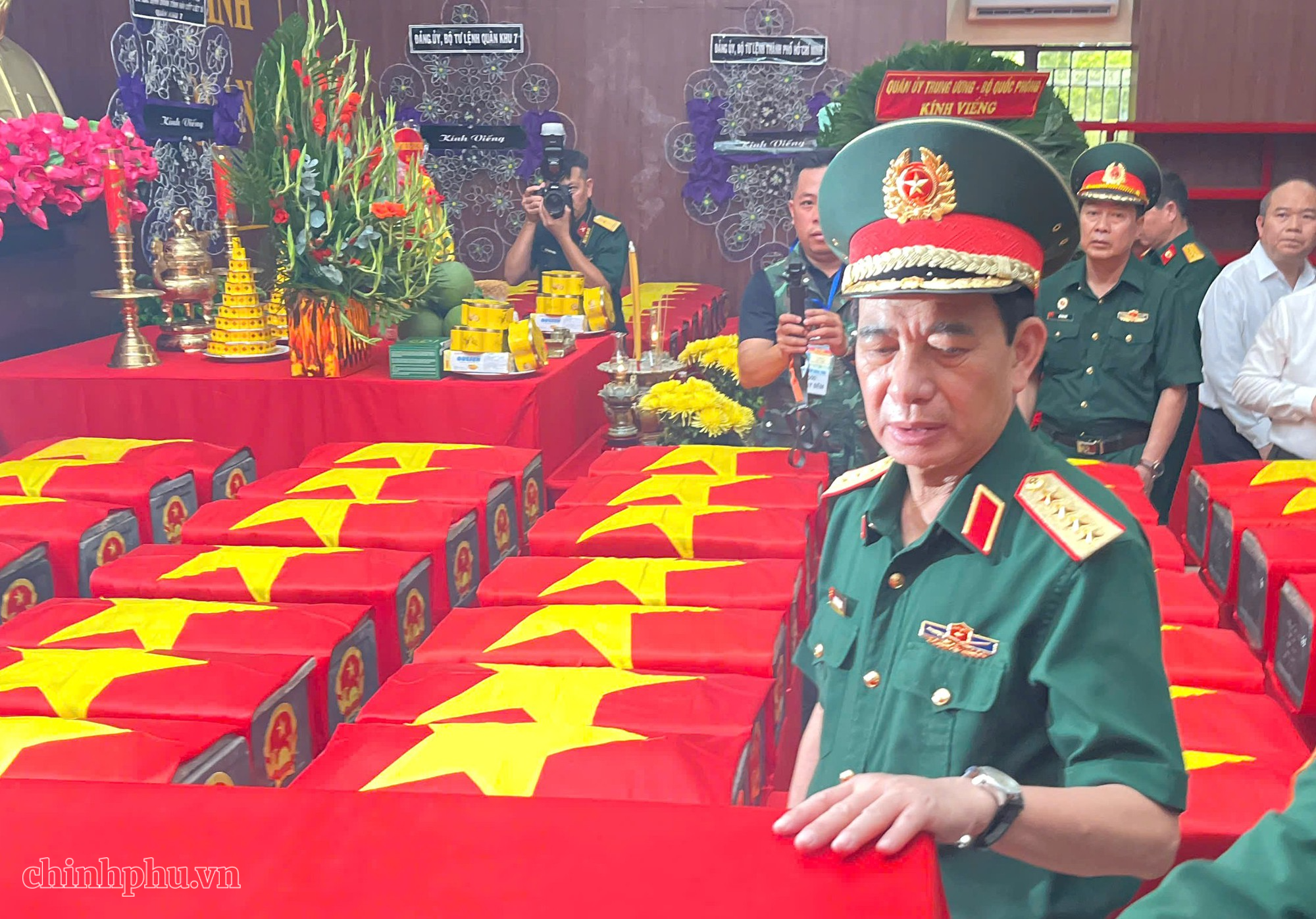 Đại tướng Phan Văn Giang dâng hương tưởng niệm các Anh hùng liệt sĩ tại Công viên Lê Thị Riêng- Ảnh 4.