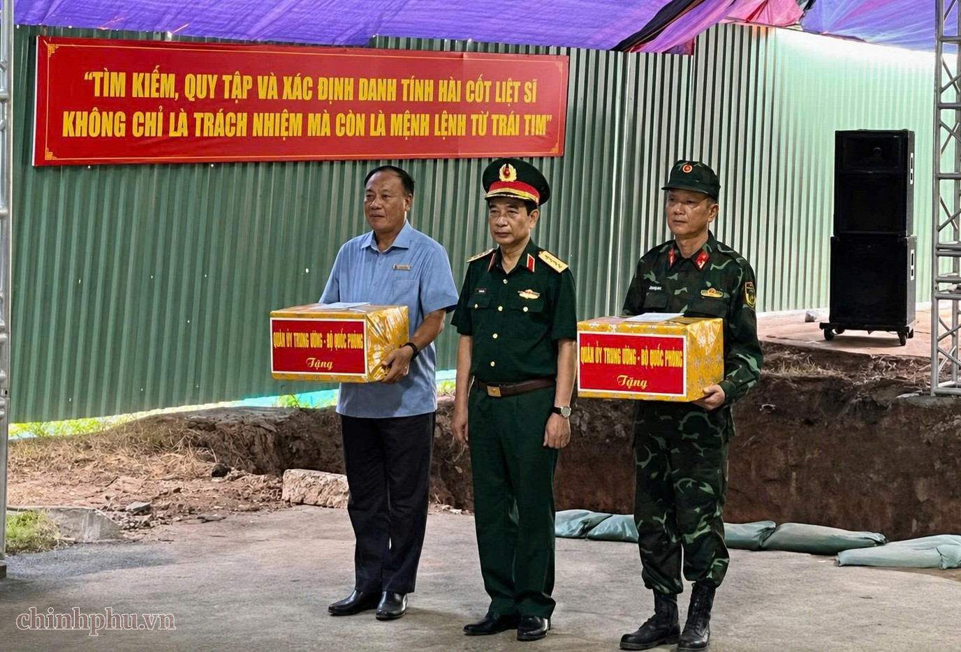 Đại tướng Phan Văn Giang dâng hương tưởng niệm các Anh hùng liệt sĩ tại Công viên Lê Thị Riêng- Ảnh 7.