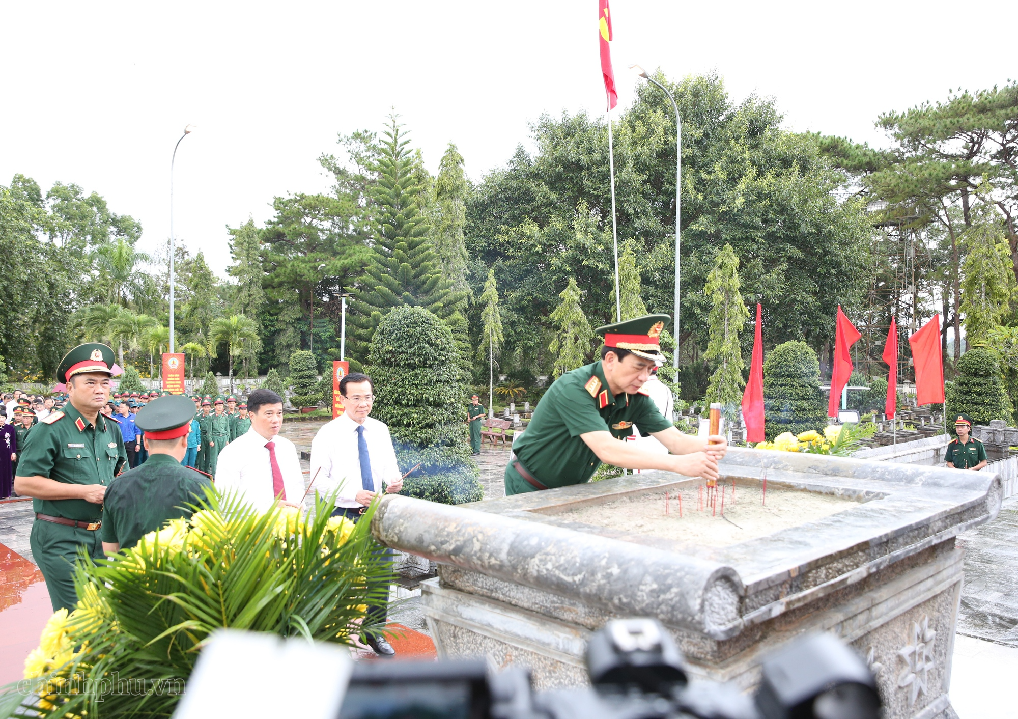 Đại tướng Phan Văn Giang dâng hương, tưởng niệm các Anh hùng liệt sĩ tại Lâm Đồng- Ảnh 2.