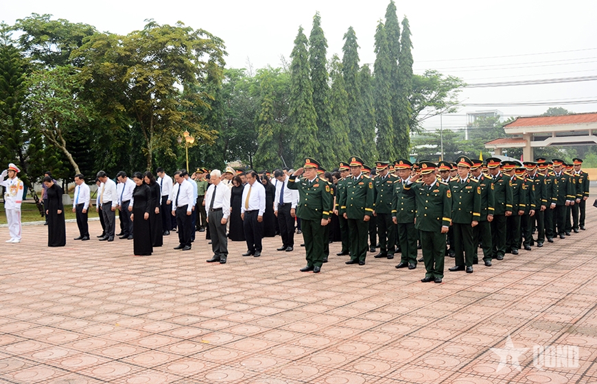 Đại tướng Nguyễn Trọng Nghĩa chủ trì lễ dâng hoa, dâng hương tại Tượng đài Chiến thắng Chốt chặn Tàu Ô- Ảnh 4.
