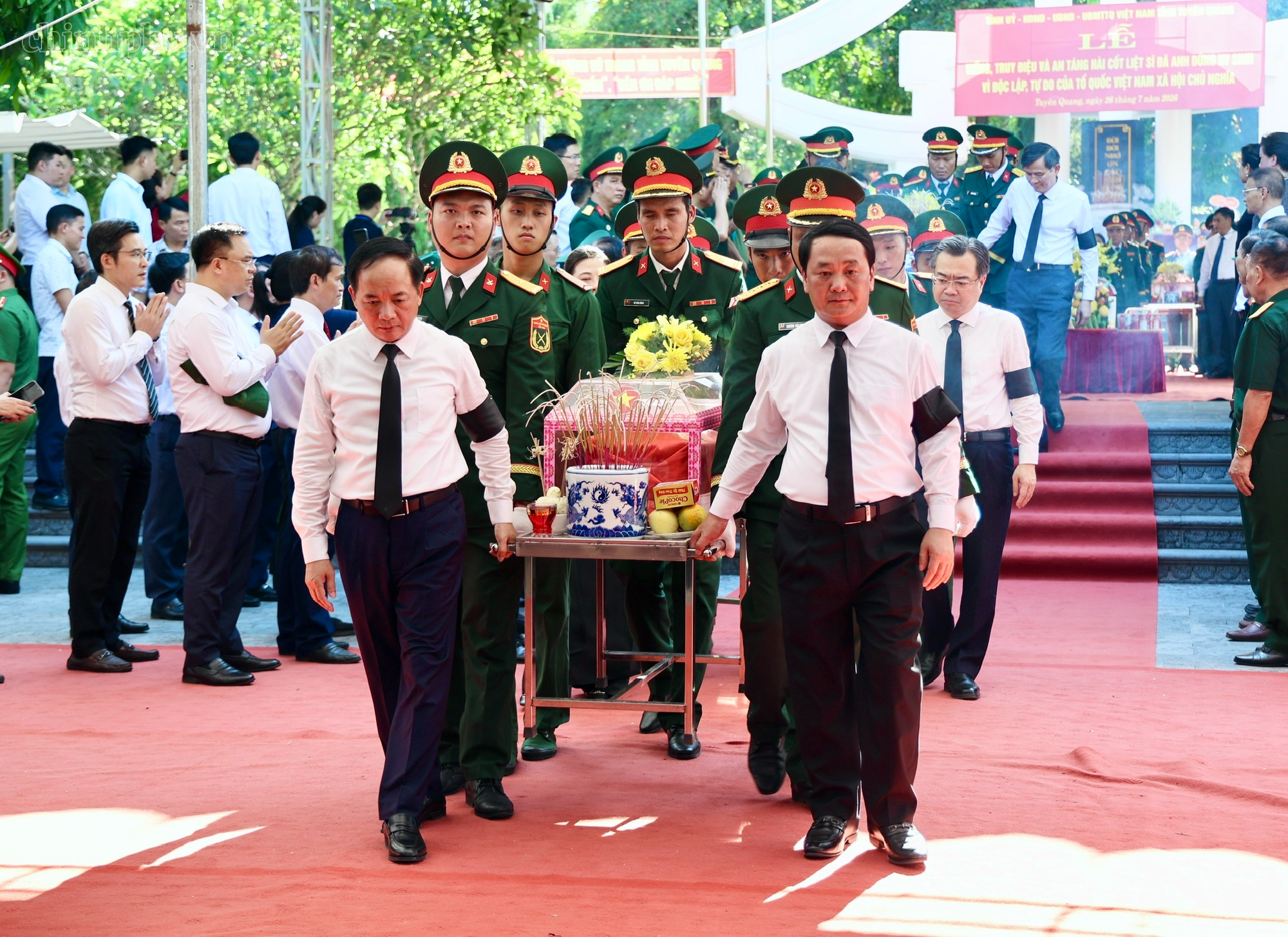Lễ viếng, lễ truy điệu và an táng 34 hài cốt liệt sĩ tại Nghĩa trang Liệt sĩ Vị Xuyên- Ảnh 4.