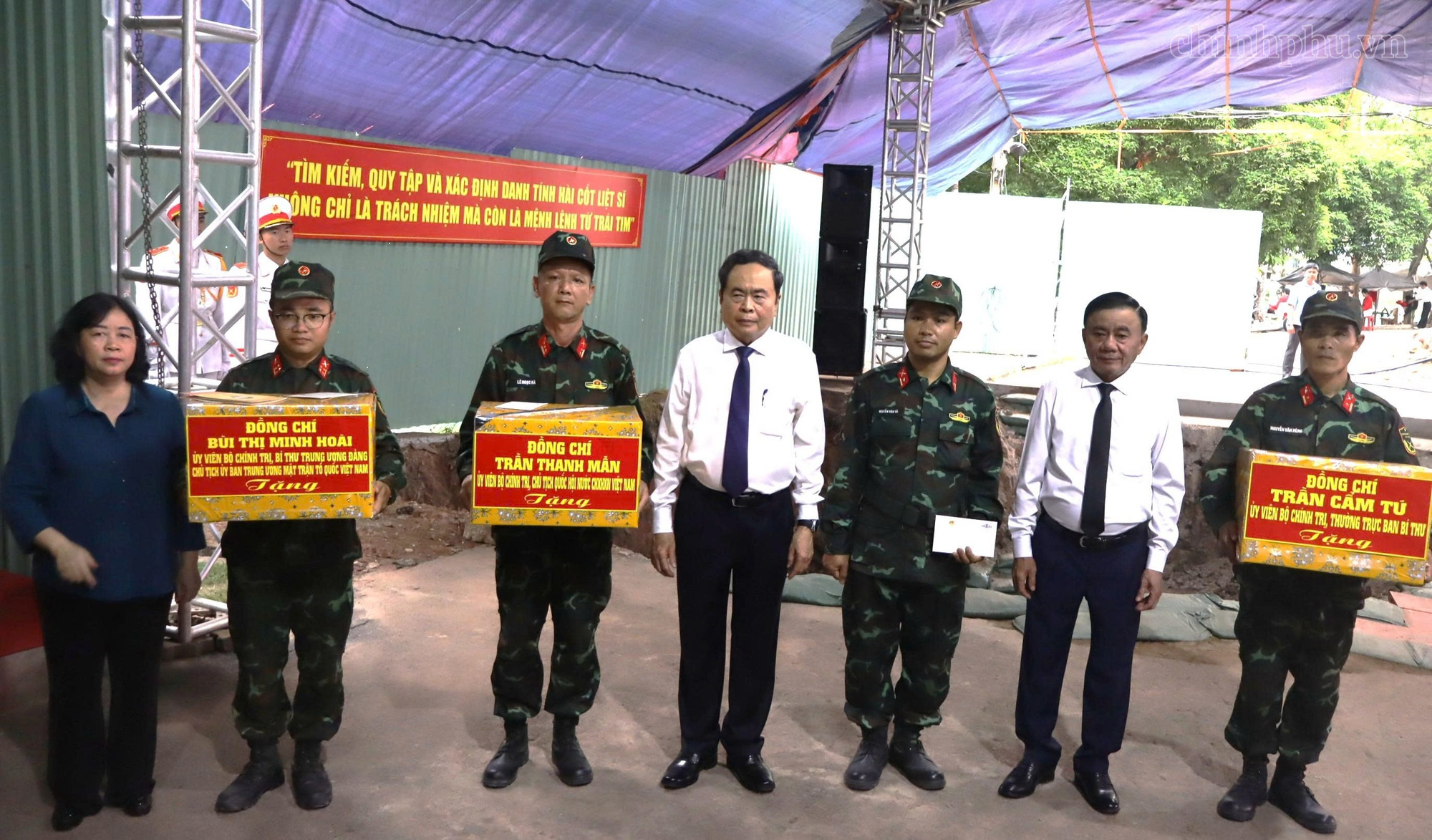 Chủ tịch Quốc hội Trần Thanh Mẫn dâng hương tri ân anh hùng liệt sĩ tại Công viên Lê Thị Riêng- Ảnh 4.