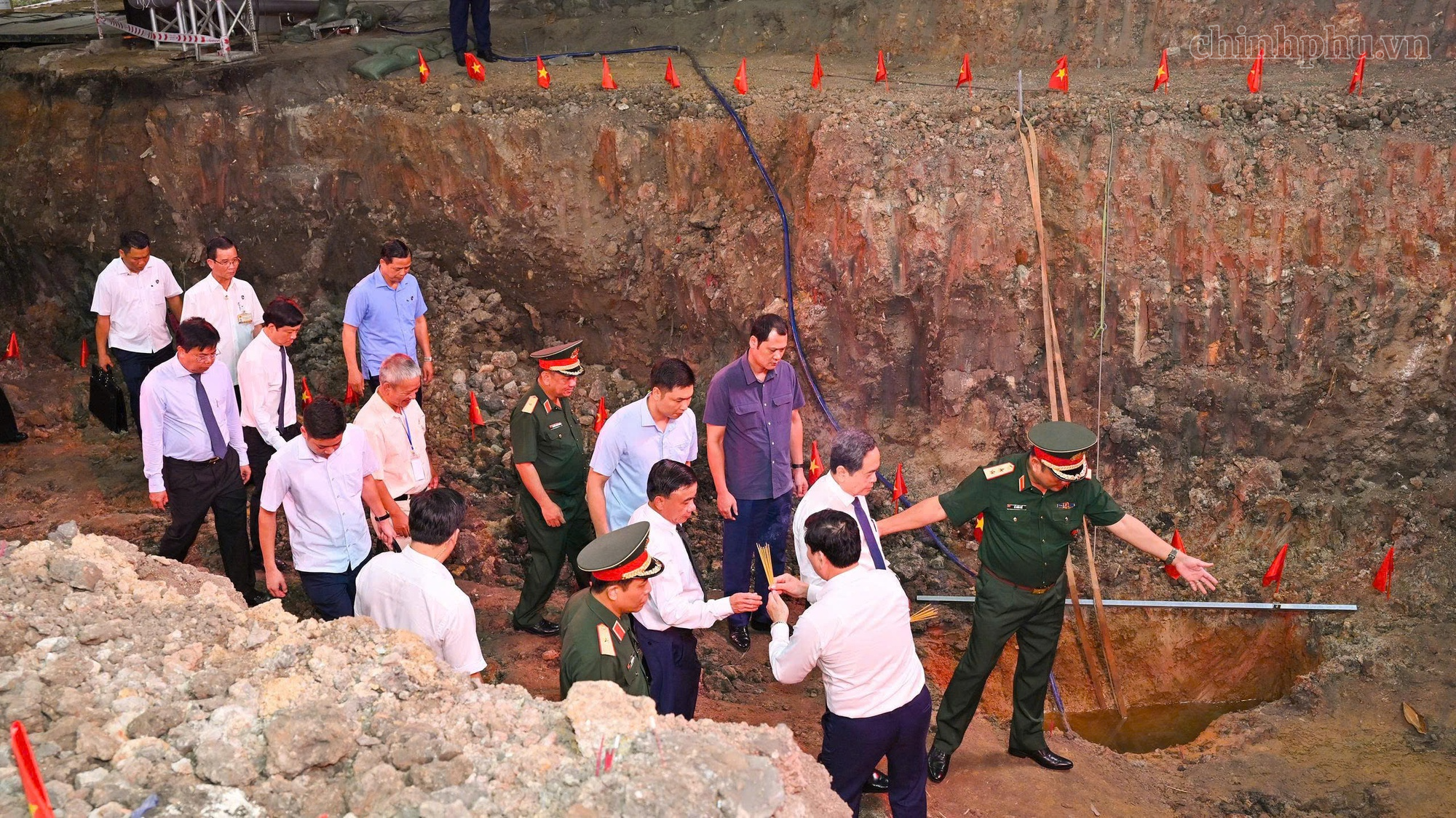 Chủ tịch Quốc hội Trần Thanh Mẫn dâng hương tri ân anh hùng liệt sĩ tại Công viên Lê Thị Riêng- Ảnh 3.