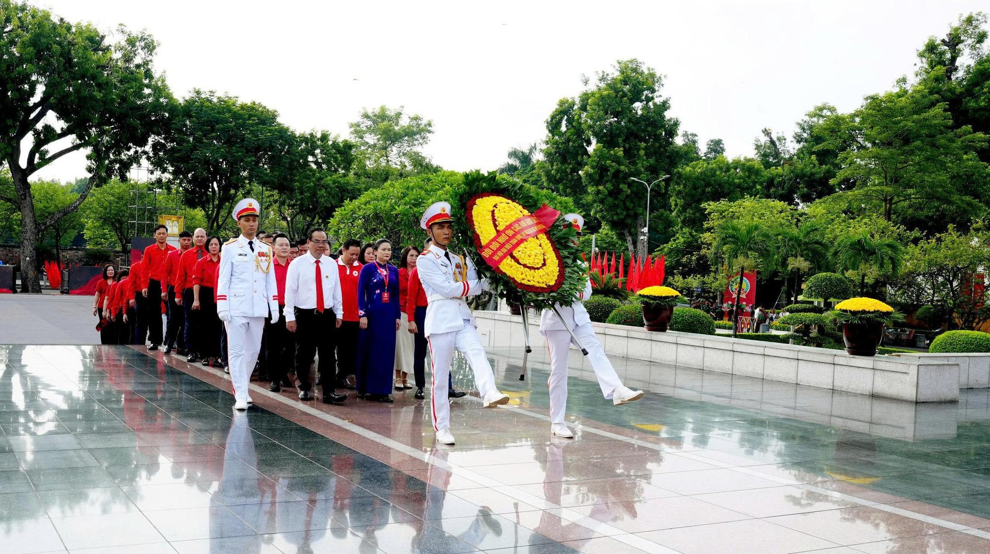 Đại biểu dự Đại hội Hội Chữ thập đỏ Việt Nam lần thứ XII dâng hương tưởng niệm các Anh hùng liệt sĩ- Ảnh 1.