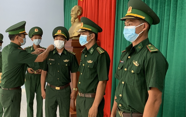 Có được bảo lưu thành tích để xét thăng quân hàm trước hạn?