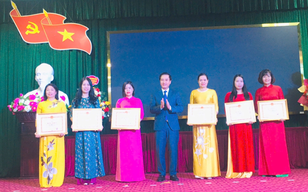 Bằng khen xếp hạng cụm, khối thi đua thuộc loại khen thưởng nào?